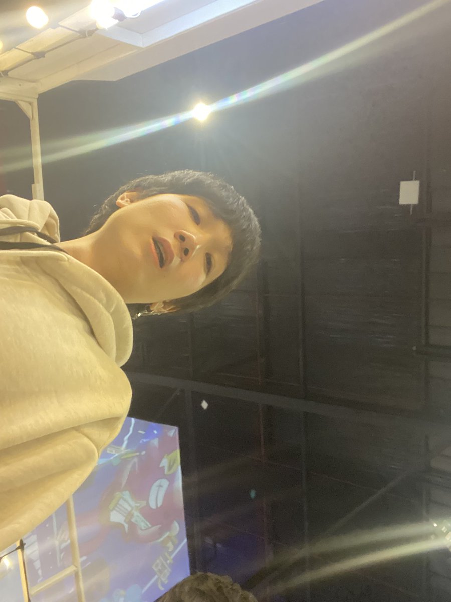 MMUNGknim's tweet photo. สตรีมเมอร์ท่านหนึ่งค่ะ ยึดโทรศัพท์แฟนคลับไปถ่ายรูปให้ ส่วนรูปที่ได้ก็ตามที่เห็นเลยค่ะ 😂 ใบ้ว่าสตรีมเมอร์คนนั้นขึ้นต้นด้วยตัว 'J'  #ใส่นัวแฟมิลี่ https://t.co/mJHO1jQgAV