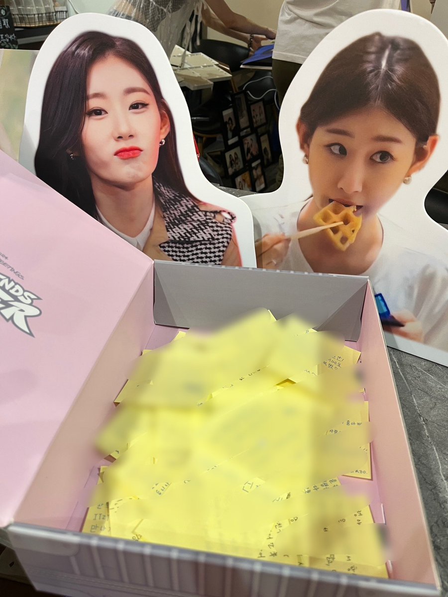 比預期想的還多很多紙條
感謝大家撥空來生咖跟寫小紙條
之後會整理整理後貼在寫真內的
再次感謝大家 
彩領生日快樂～～🥰