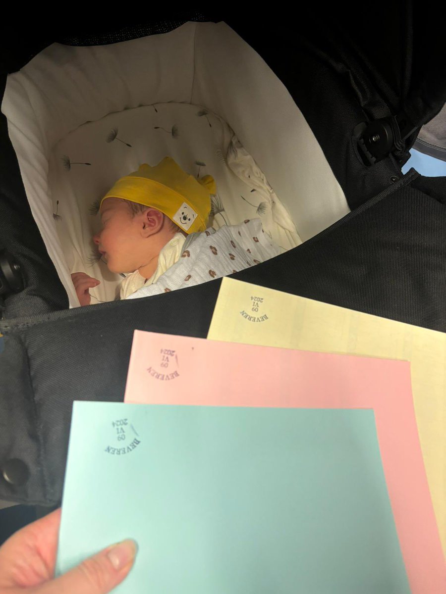 DRoelands's tweet photo. Vandaag is mijn kleinkind Lara samen met haar mama gaan stemmen… maar ze ligt er niet echt wakker…. We stemmen voor haar hopelijk mooie toekomst… @HLN_BE @vrtnws @VTMNIEUWS #kies24 https://t.co/Sr1IaPFf2Y
