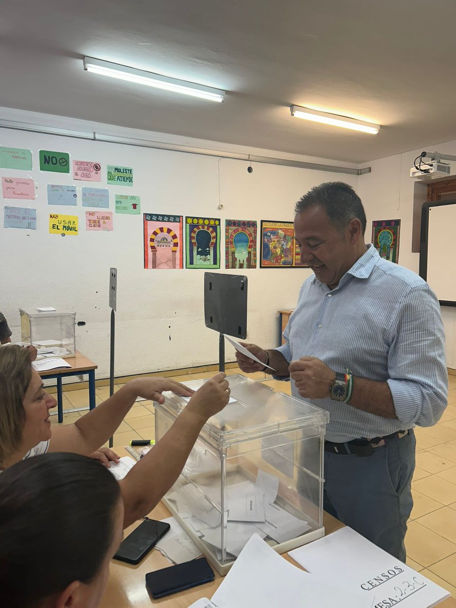 PPdeSevilla's tweet photo. Hoy es un día importante, un día de celebración para la democracia. 

No puedes faltar a tu cita con las urnas. Nuestro presidente provincial, @RicardoS2019, ya ha depositado su voto en la urna.

#EspañaResponde https://t.co/e24JF6zOr4