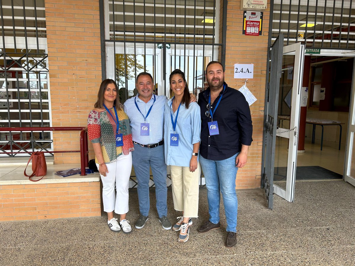 PPdeSevilla's tweet photo. Hoy es un día importante, un día de celebración para la democracia. 

No puedes faltar a tu cita con las urnas. Nuestro presidente provincial, @RicardoS2019, ya ha depositado su voto en la urna.

#EspañaResponde https://t.co/e24JF6zOr4