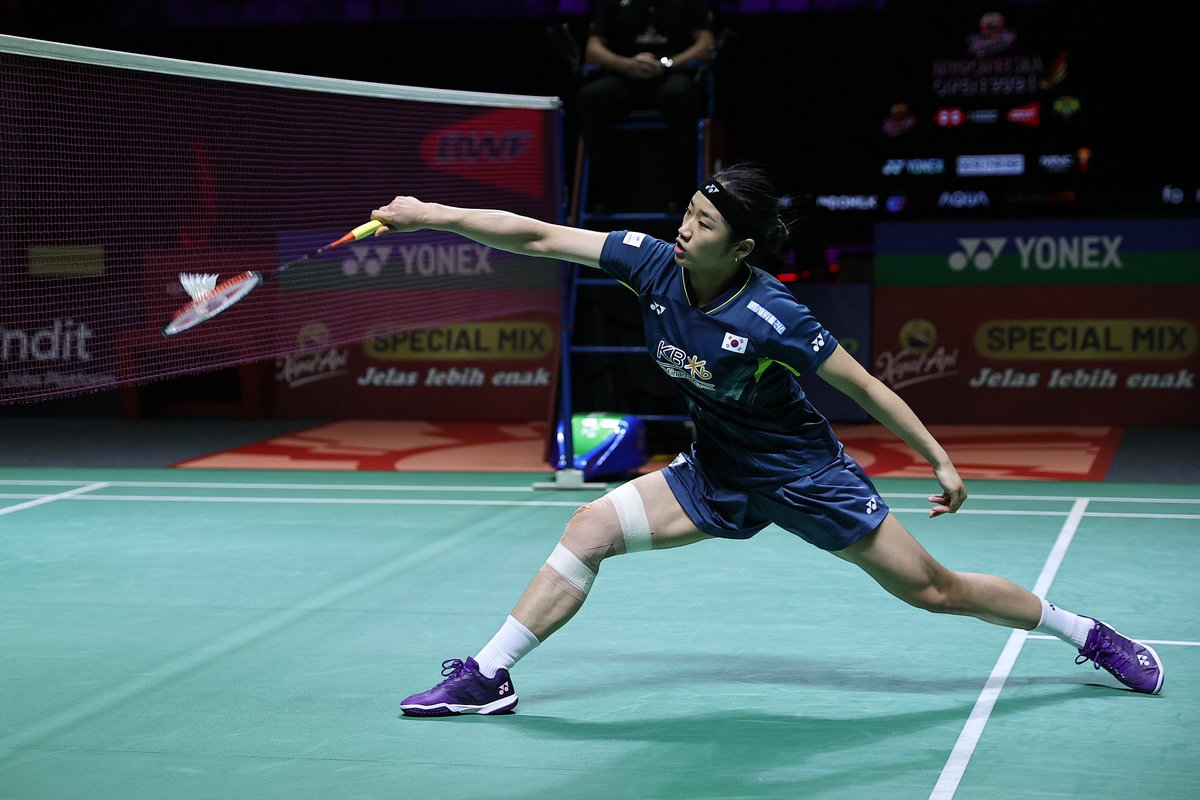 CGTNSportsScene's tweet photo. 🏸️🏆Title defended!

🇨🇳China’s Chen Yufei outplayed An Seyoung🇰🇷 21-14 14-21 21-18 to defend her women’s singles title at #IndonesiaOpen2024.

The victory saw Chen lifted the first singles trophy in 2024 &amp; third Super 1000 trophy in her career.🎉

#badminton https://t.co/r7ra3RCpnV