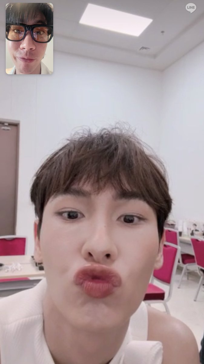 JJUNYALEE_'s tweet photo. ตอนน้องกัน                            ตอนพี่ออฟ
ไปมีตเดี่ยว                              ไปมีตเดี่ยว     

/กำลังใจจากคนรักมันเป็นแบบนี้ 💖
#ออฟกัน #OffFMChongqing https://t.co/bz5CT02m2v