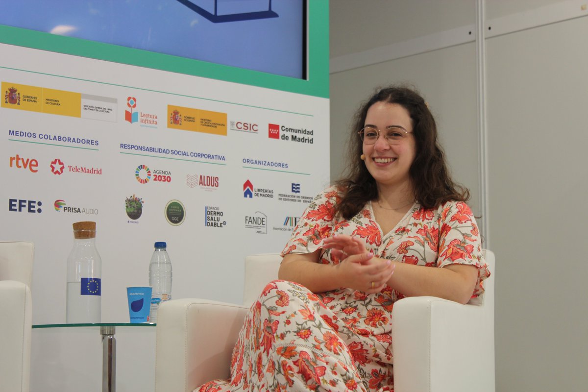 LitConMadrid's tweet photo. 💜 @Marta_Santes, sobre escribir escenas eróticas: «Siempre intento que mis personajes cumplan dieciocho para que no haya problema».
#LCM24 #FLM24 #PabellónEuropa https://t.co/9ZonYS2gL0