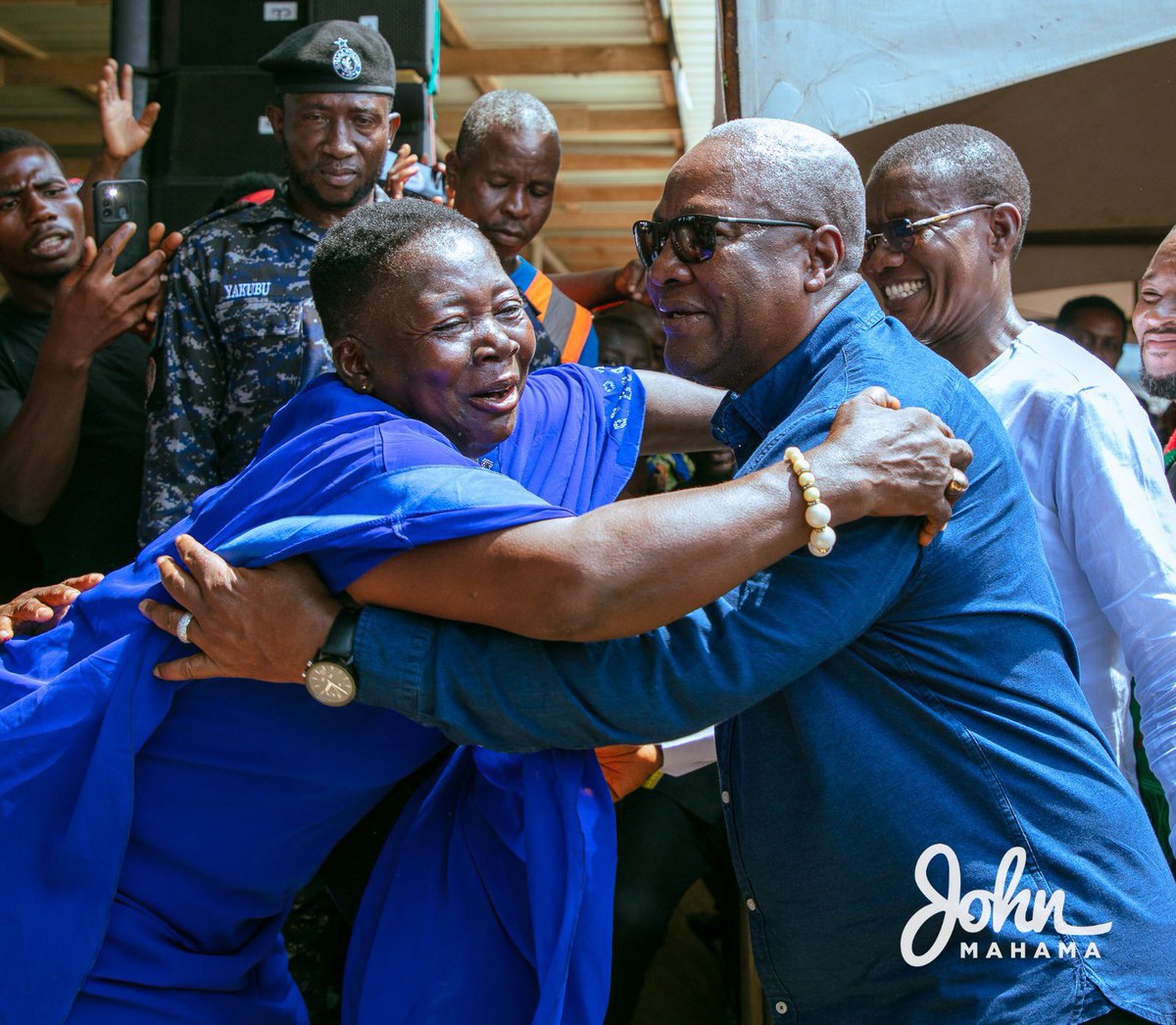 Emmanuelatta101's tweet photo. He. E. @JDMahama Ghanaians are waiting for your comeback to rescue us from the mess the Npp has created.
#IWillVoteForJM
#BuildingGhanaTour
#24HourWorkingEconomy ππΊπͺ https://t.co/IhTUhy55tr