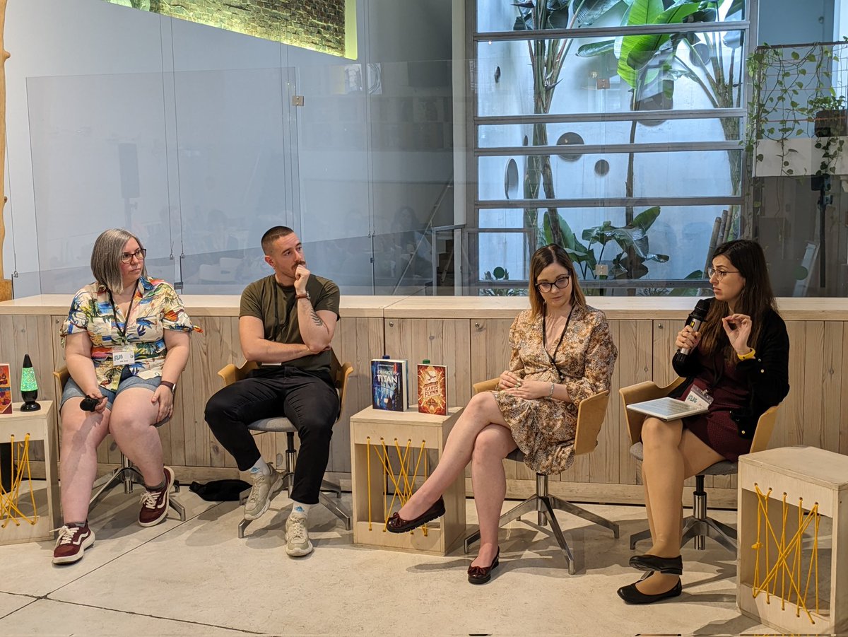 charlsblond's tweet photo. Ayer el @HolaFlig fue una ✨fantasía✨. Como colofón final de unas jornadas llenas de reencuentros, libros, charlas y presentaciones, @Cafedetinta fue anfitriona de mis niños elegidos, y @anasaiz, @aurazuline y un servidor lo pasamos bomba en la mesa redonda moderada por @meritxellterron. Millones de gracias a todos los lectores, amigos y curiosos que se acercaron a apoyar el evento y se interesaron por nuestras historias. ¡Larga vida a la literatura de género y el anticapitalismo! 😸🌈💅