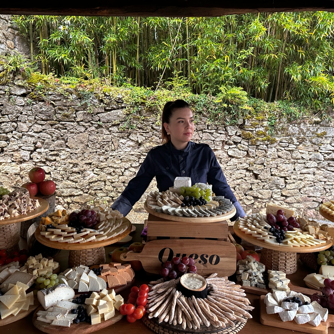 Mesa de Quesos de @leidycs22 de la mano de <a href="/casagerardo1882/">Casa Gerardo ⭐️☀️☀️☀️</a> y en el @palaciodemeres !!!

Esa torta cremosa y trufada de @cremositos duró menos de un segundo jejeje Por no decir del Moluengo de @laruedadelcabriel !!

❤️

<a href="/marcosmoran/">marcos moran</a>
@noemi.diaz_faes

#aitorvegaquesos