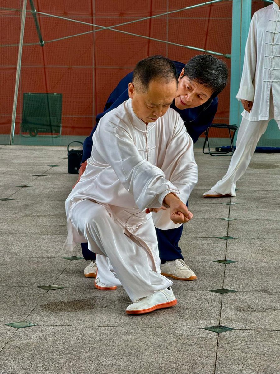 من رحلة الصين الاستكشافية - اطلب العلم ولو في الصين: قابلت هذا الرجل  عمره 65 سنة يتلقى دروسه اليومية في الفنون القتالية خلال جولتي الصباحية في حديقة المركز الثقافي قي شنزن الصين ..يعني ممكن يكون كان عنده خيار ان يكون " موتقاعد" !!!! 

#تعلم #تطوير_الذات #مهارات #الصين #استكشاف