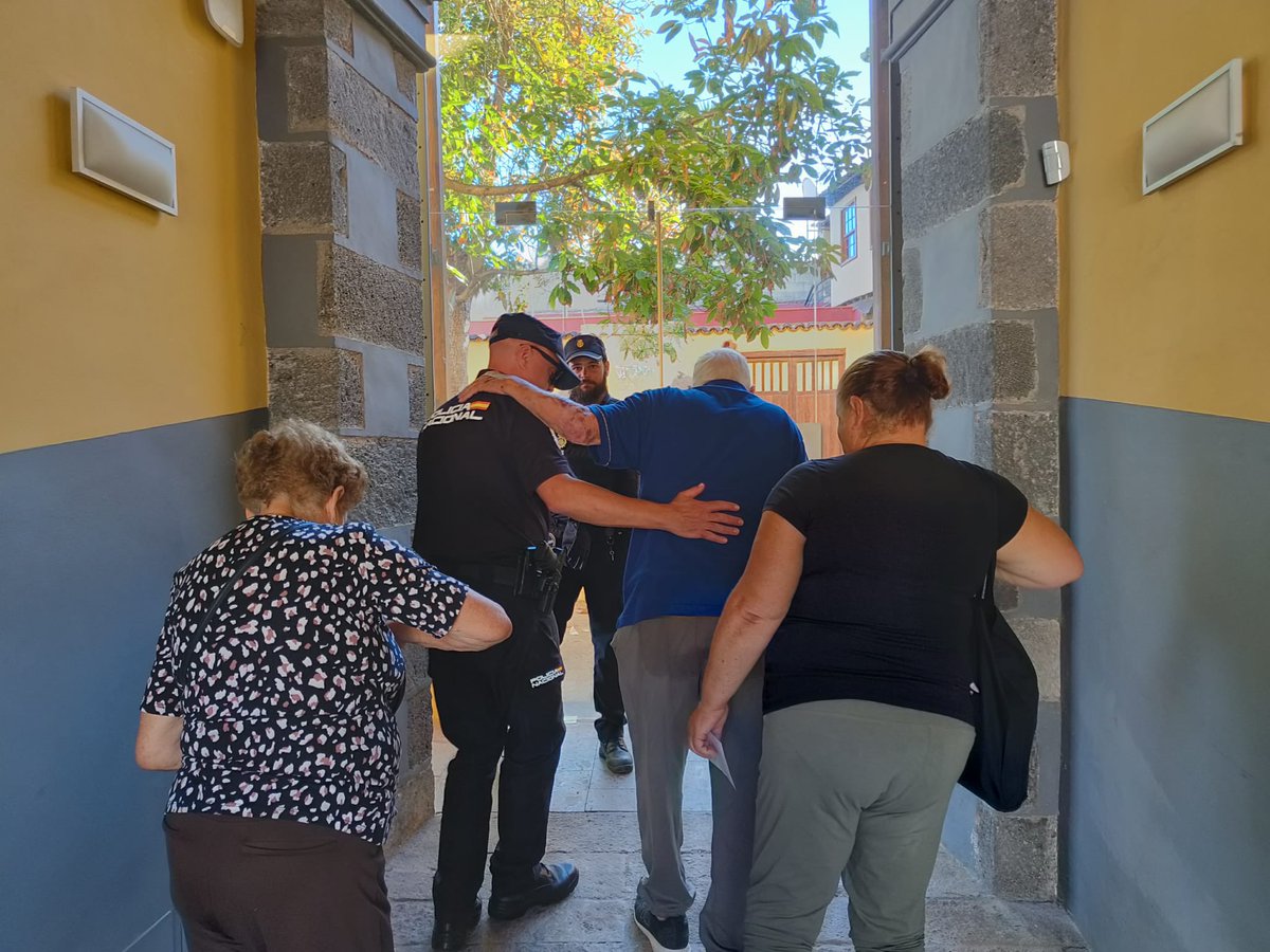 policia's tweet photo. Los votantes más madrugadores ya están llegando a los colegios electorales y su @policia está ahí para ayudarlos 👮🏻‍♂️👮🏻‍♀️

#seguridad
#eleccioneseuropa https://t.co/9YJsGeJ93D