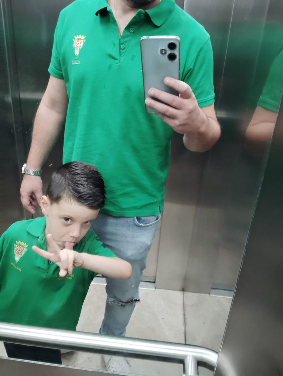 Orgullosos de participar en los preparativos del <a href="/CordobaCF_ofi/">Córdoba CF</a> para engalanar el estadio. La peña <a href="/KokiInfantil/">Peña Cordobesista Infantil “KOKI”</a> siempre al lado del club. Hoy puede ser un día grande para el cordobesismo. #depadresahijos