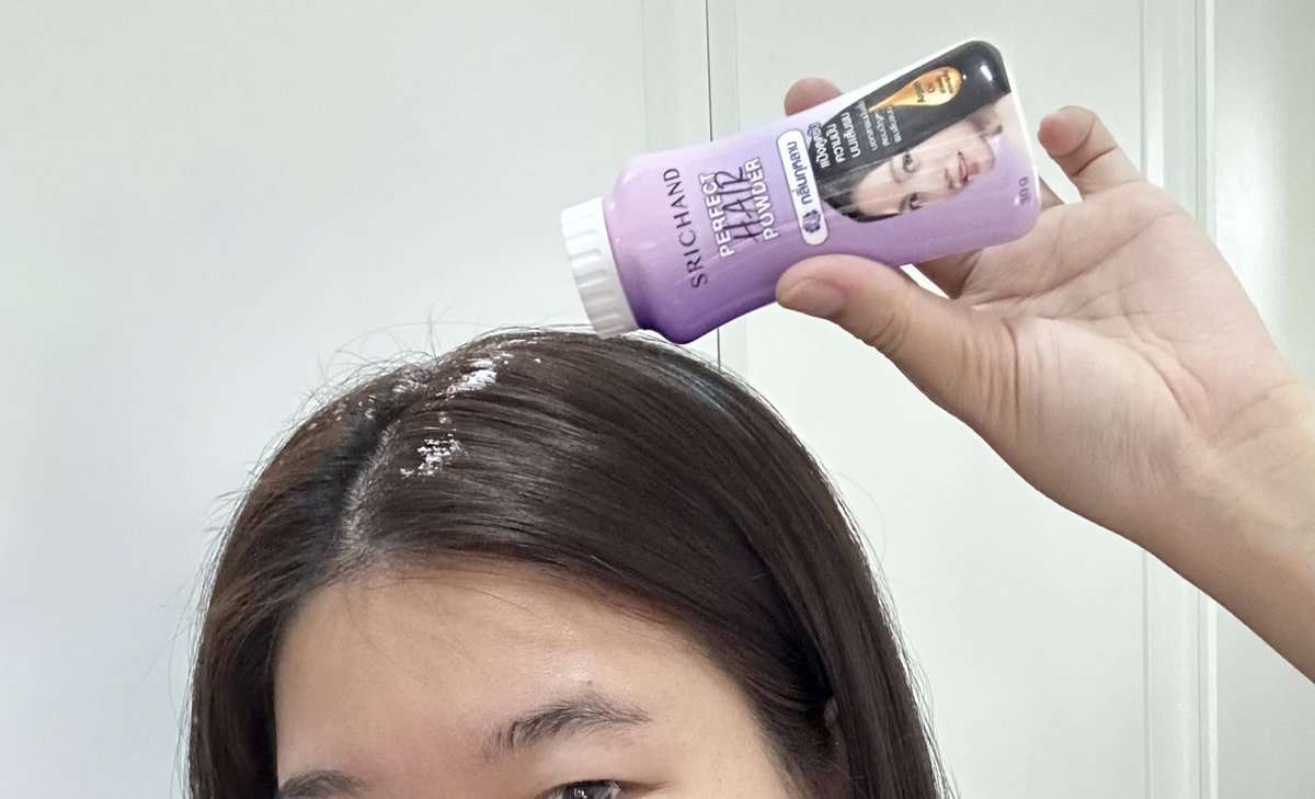 prangg333's tweet image. แป้งโรยผมศรีจันทร์ความลับนางฟ้า เหมาะกับคนขี้เกียจสระผมแบบปราง🥹 วันไหนที่จะออกจากบ้านแต่หัวมัน แค่มี SRICHAND Perfect Hair Powder ป๋องนี้ติดบ้านไว้ดีงามมาก ทาปุ้บหัวหายมันปั้บ ง่ายแถมสะดวกด้วย มีกลิ่นหอมอ่อนๆ ที่ชอบมากคือผมไม่ลีบแบน ไม่เป็นคราบ จะหัวมัน…