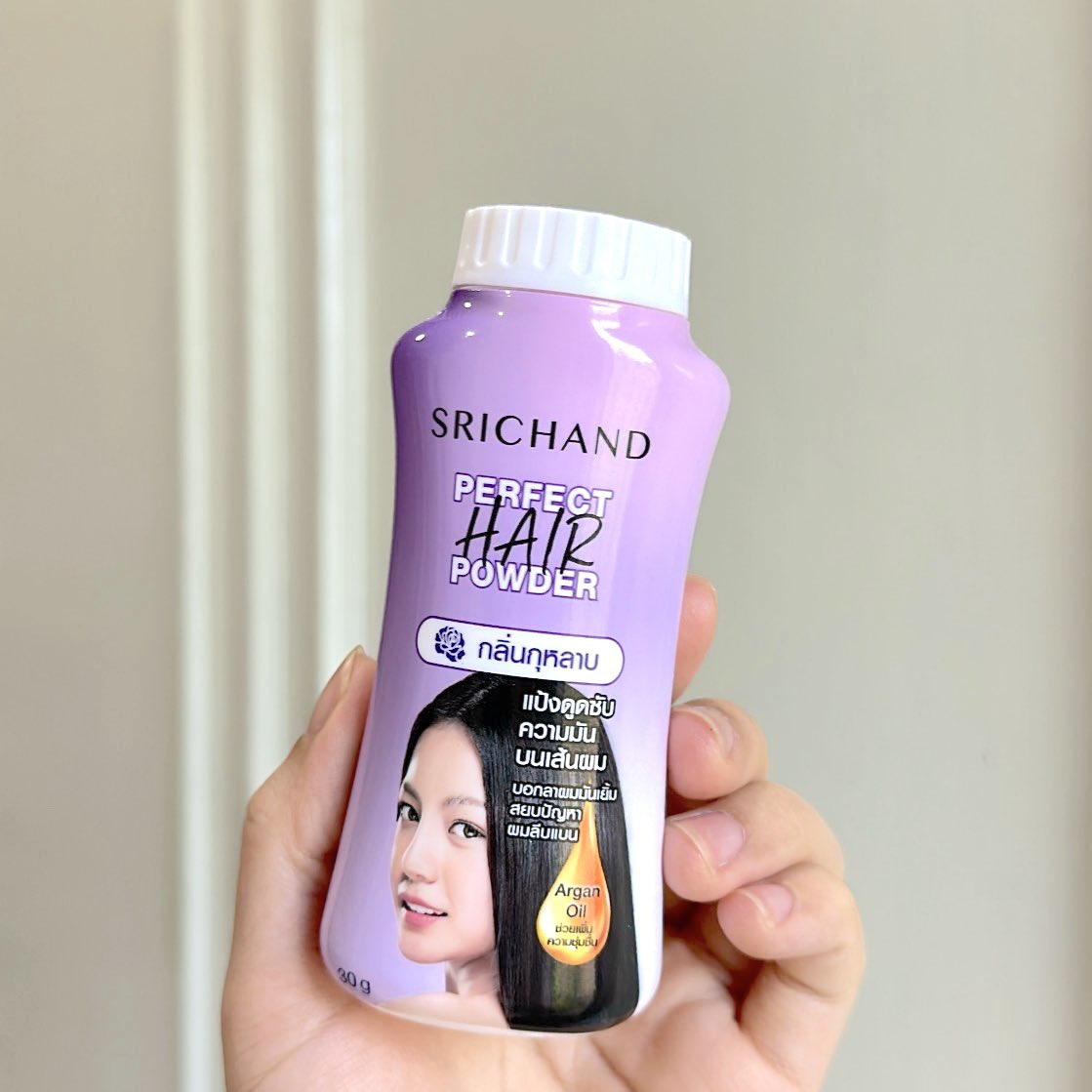 prangg333's tweet image. แป้งโรยผมศรีจันทร์ความลับนางฟ้า เหมาะกับคนขี้เกียจสระผมแบบปราง🥹 วันไหนที่จะออกจากบ้านแต่หัวมัน แค่มี SRICHAND Perfect Hair Powder ป๋องนี้ติดบ้านไว้ดีงามมาก ทาปุ้บหัวหายมันปั้บ ง่ายแถมสะดวกด้วย มีกลิ่นหอมอ่อนๆ ที่ชอบมากคือผมไม่ลีบแบน ไม่เป็นคราบ จะหัวมัน…