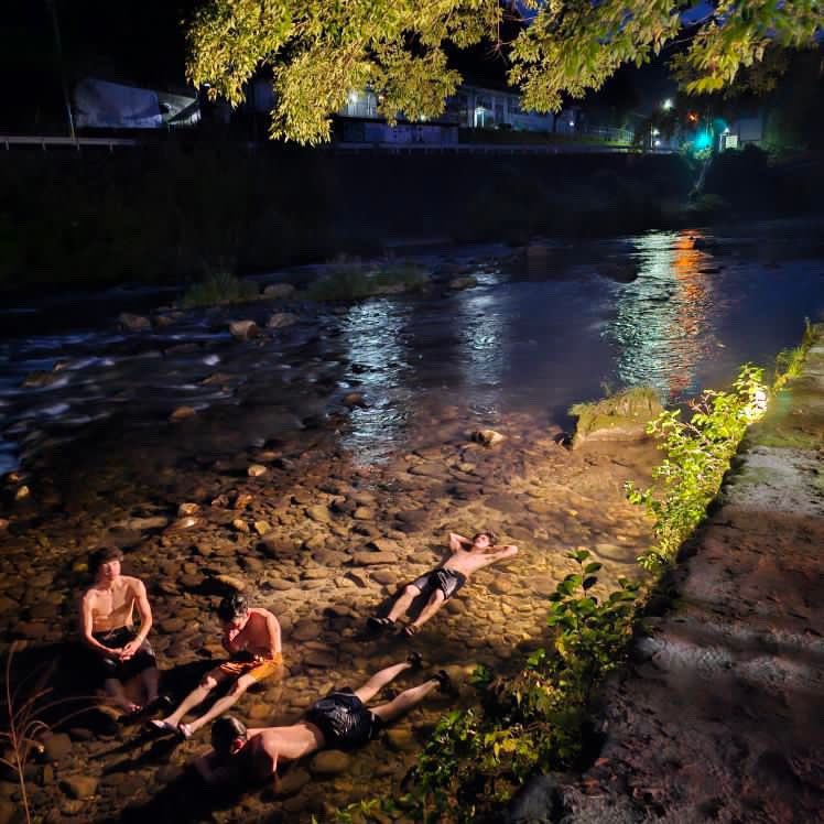 saunab_shifuku's tweet photo. 【星を見られるナイトサウナ、始めます】

6月19日(水)から、毎週水,金,土曜日はパブリックサウナプランを夜21時までに延長します🌙

ナイトサウナ開始キャンペーンとして、
6月19日(水)〜7月19日(金)までなんと、水,金,土曜日の18時以降からご利用いただいた方のご利用料金を「半額」にいたします！ https://t.co/AF61Vrg4E4