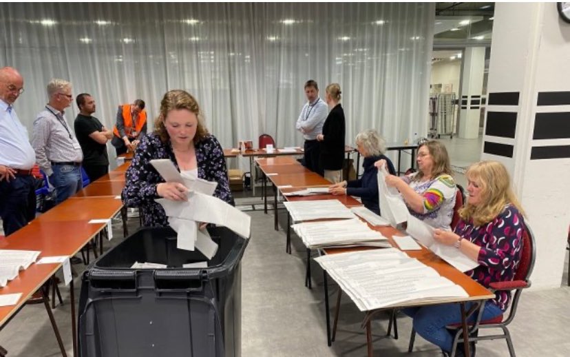 MausMichel's tweet photo. Omdat u van de overheid niets moet verwachten, en de politici vandaag zot van glorie zijn, doe ik het in hun plaats.

Aan alle 103.000 bijzitters en voorzitters van een stem- of telbureau…

Een dikke merci 🙏🙏🙏 https://t.co/iqq4vld3Q1