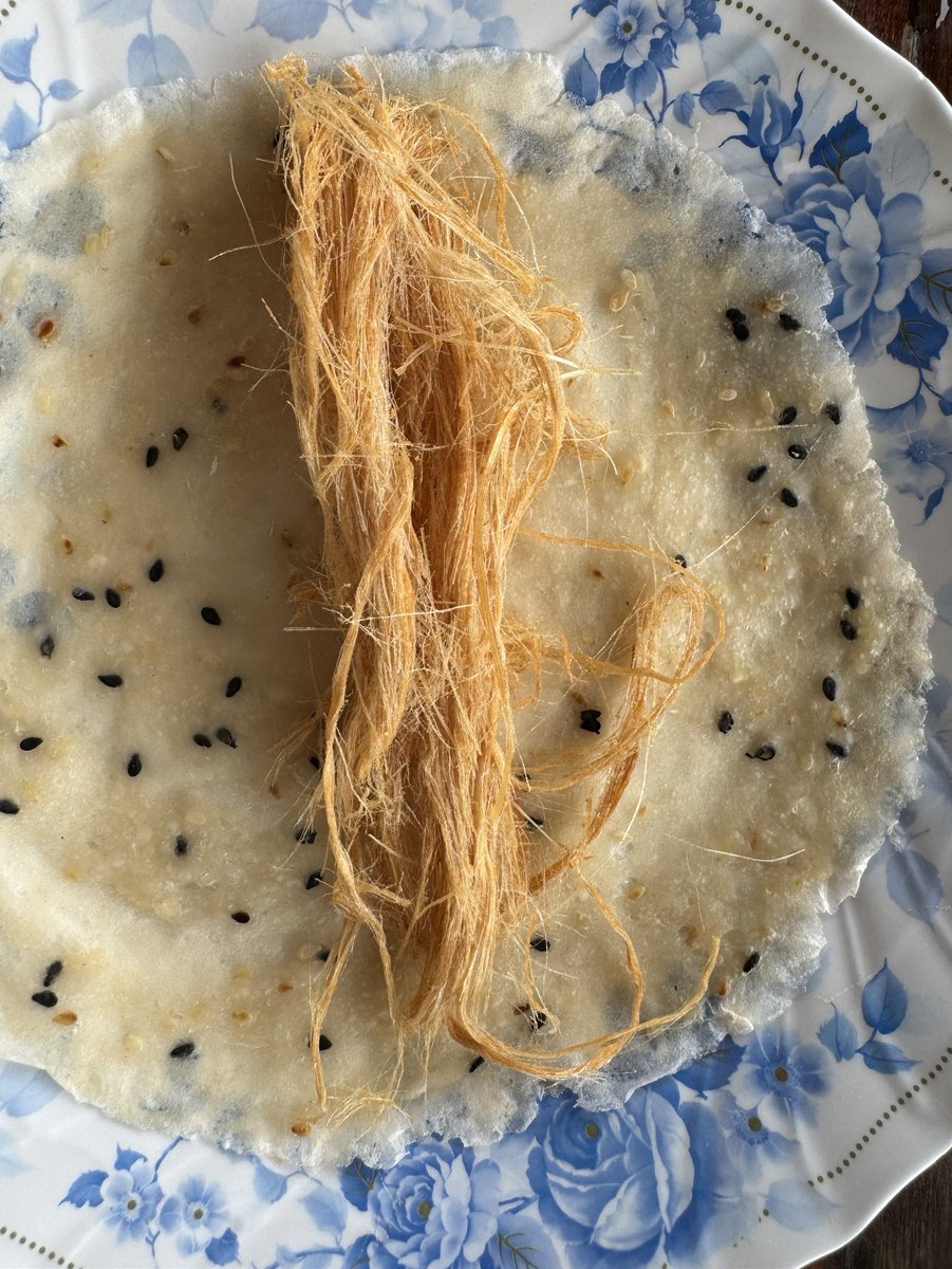 ave_trader's tweet photo. ขอคอนเฟิร์มว่าสายไหมแม่ป้อม ร้านนี้อร่อยสุดในอยุธยา เราดูยูทูปช่องรับทราบมาอีกทีแล้วไปตาม คือไม่ได้ michelin star แต่ได้ michelin guide ก็อลังการละสำหรับโรตีสายไหม555 สำหรับร้านดูแนวlocal 

รีวิวรส : ตัวสายไหมหวานกำลังดี แต่ตัวแป้งเป็นจุดขายเพราะว่าแป้งหนึบหนากำลังดี หอมมันงา https://t.co/UTHSP2RBdC