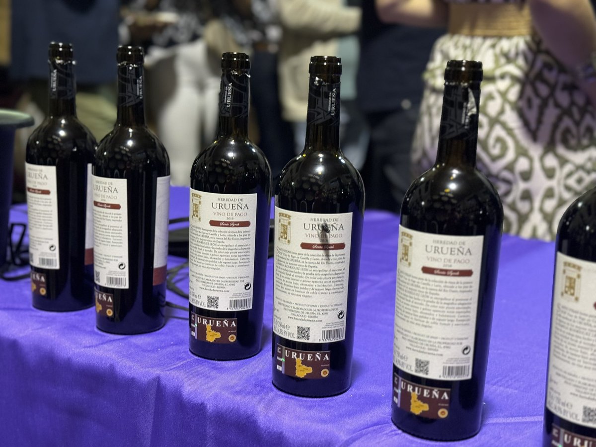 Yolanda_Burgoa's tweet photo. Esta conexión nació para quedarse #WineConexiónProvinciaDeValladolid 
Comenzamos en @heredaduruena con un día mágico, en todos los sentidos. Primera Denominación de Origen Protegida, Vino de Pago de Castilla y León. ✨ @shuarmamusic 

Próxima cita el 15/06 en Bodegas Emilio Moro https://t.co/1J0sElncMt
