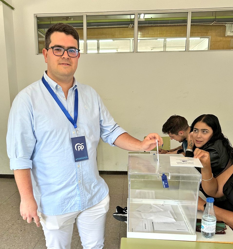 davidbravo_97's tweet photo. 🔵🗳 Jornada de elecciones europeas en el IES Celestino Mutis de Villaverde Alto con un equipazo de apoderados. 

#EspañaResponde 🇪🇦🇪🇺 https://t.co/v2DcvU3xMi