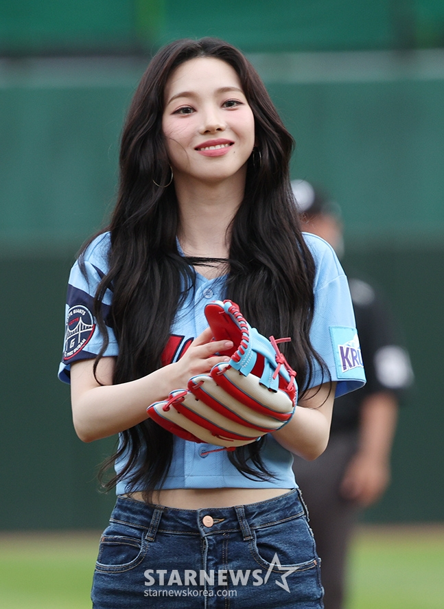 tang__kira's tweet photo. Karina (Aespa) Melempar first pitch antara Lotte Giants melawan SSG Landers https://t.co/CB9TGaxqOq