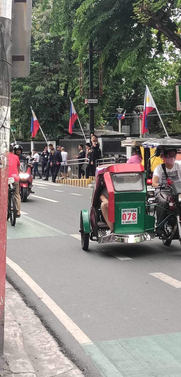 DEVELOPING STORY:
#FreeEdisonYu 

Kaninang 2PM, haharangan ng PNP ang entrance papasok ng Taguig City Hall kung saan kasalukuyang naka-detain si Edison Yu, isang animal rights activist at pro-Palestinian protester.