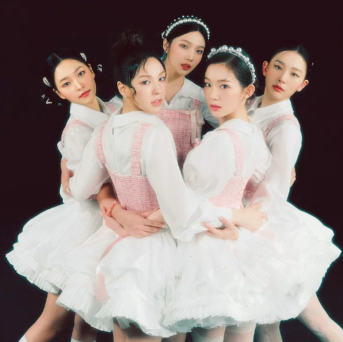 AboutMusicYT's tweet photo. Red Velvet announces their upcoming album, 'Cosmic', out June 24th. https://t.co/m28HlXBktm