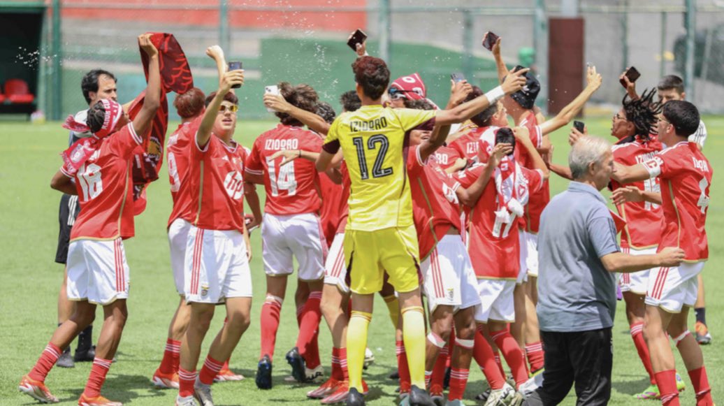 vaibenfica1904's tweet photo. 🏆 Benfica sagrou-se bicampeão nacional de iniciados! 🔴⚪️

A equipa orientada por Pedro Faria derrotou o Marítimo, por 1-2, na 17.ª jornada da fase de apuramento de campeão do Campeonato Nacional, e conquistou o seu 12.º título da prova.

Parabéns, equipa! 💪🦅

#FormarAGanhar https://t.co/upTbRxpauc