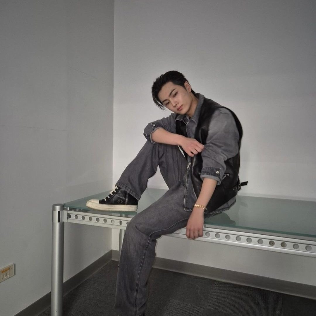 JONGGSSEONG's tweet photo. Strike the pose for ENGENE who missing their Monday man. Leaving other shoots won't hurt anyone, right? https://t.co/4q0zgrelid