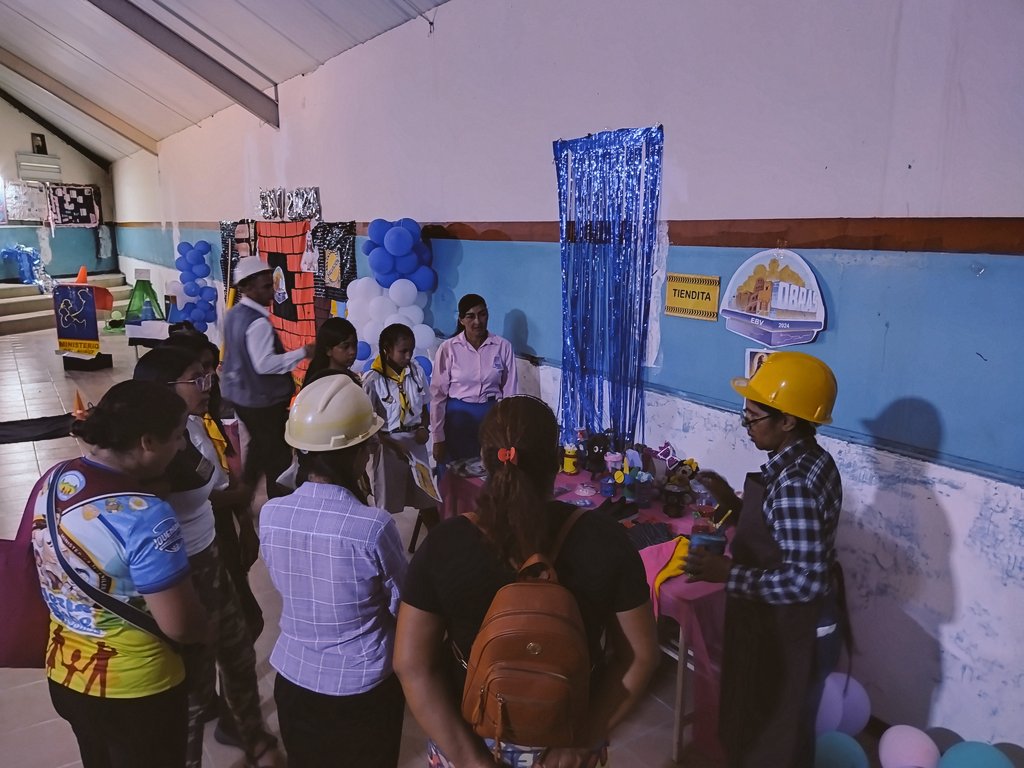 Las áreas "Rincón de Oración" 🤲🏻 y "La Tiendita" son estaciones que tampoco faltarán en nuestras EBV 📐

Y en esta vivencial, le mostramos a los presentes 🚧, lo importante que es la conexión con Dios a los niños que nos visitarán 🤩

#Zona4ConCristoEnLínea
#PasiónMIVENOR
