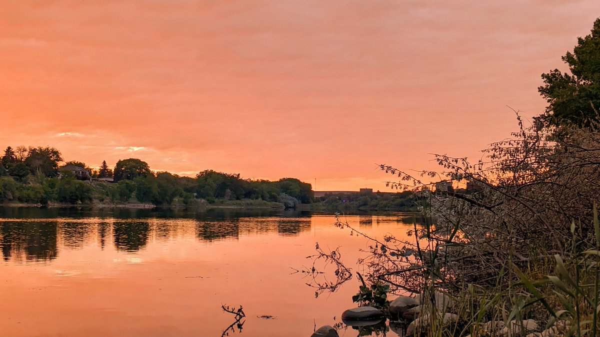 SDPhotos22's tweet photo. He's even more beautiful as the sky gods glow for him! #sunrise #photography #beautiful #morningthoughts #Canada #photoofthedayday #firesky https://t.co/xQoJUPAove