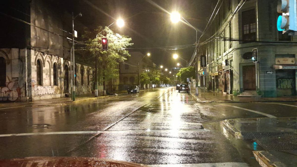 JorgeSharp's tweet photo. Gracias al trabajo preventivo de equipos de la @MunicipioValpo las afectaciones a calles, espacios público y tranques  en Valparaíso fueron menores. Funcionó también el turno de noche atendiendo requerimientos de vecinos. Valparaíso se preparar para el sistema frontal que viene. https://t.co/K3GWGubSIz