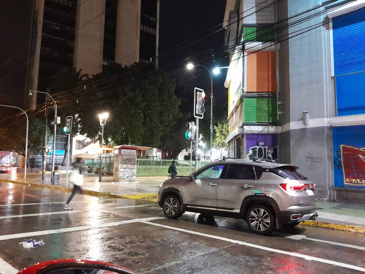 JorgeSharp's tweet photo. Gracias al trabajo preventivo de equipos de la @MunicipioValpo las afectaciones a calles, espacios público y tranques  en Valparaíso fueron menores. Funcionó también el turno de noche atendiendo requerimientos de vecinos. Valparaíso se preparar para el sistema frontal que viene. https://t.co/K3GWGubSIz