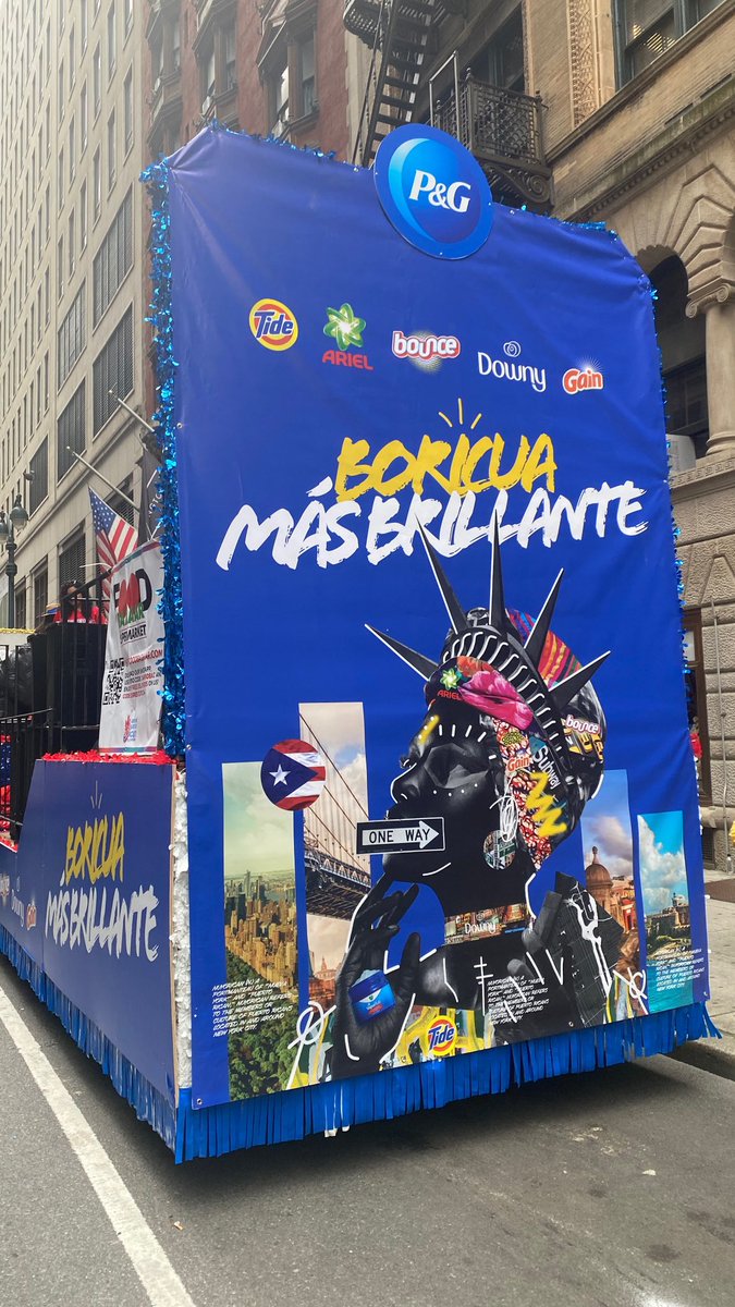 The Puerto Rican parade is lining up in front of our hotel 🇵🇷 So much fun! <a href="/Vegalteno/">Luis A. Miranda, Jr.</a> Are you in the crowd?