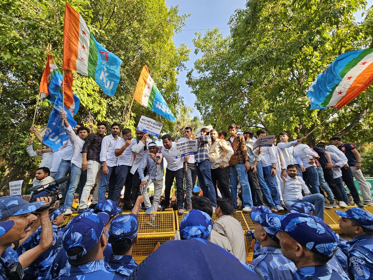 nsui's tweet photo. NEET परीक्षा में हुई धांधली के खिलाफ आज दिल्ली में NSUI राष्ट्रीय अध्यक्ष श्री @varunchoudhary2 के नेतृत्व में प्रदर्शन किया गया। जिस तरह से 24 लाख नीट अभ्यर्थियों के भविष्य के साथ खिलवाड़ किया गया, यह इस बात को दर्शाता है कि मोदी सरकार छात्रों के भविष्य को लेकर कितनी गंभीर है।

NSUI नीट अभ्यर्थियों के न्याय की इस लड़ाई में साथ खड़ी है, संघर्ष जारी रहेगा।

#Day1_RENEET