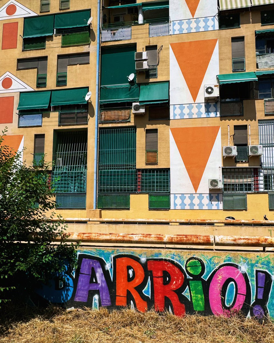 Hoy estuvimos en EL RUEDO de la M-30. El conjunto de viviendas sociales diseñado por Sáenz de Oiza y construido en el periodo 1986-1989.En 1990 comenzaron a llegar a este edificio de la M-30 los primeros realojados del poblado chabolista del Pozo del Huevo (Puente de Vallecas) 👍