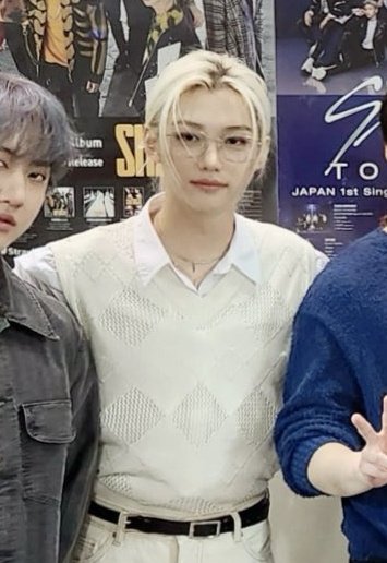 BBOKARILOOKS's tweet photo. HE LOOKS SO FREAKING GOOD 😭🤍 https://t.co/YH3QKDyKlZ