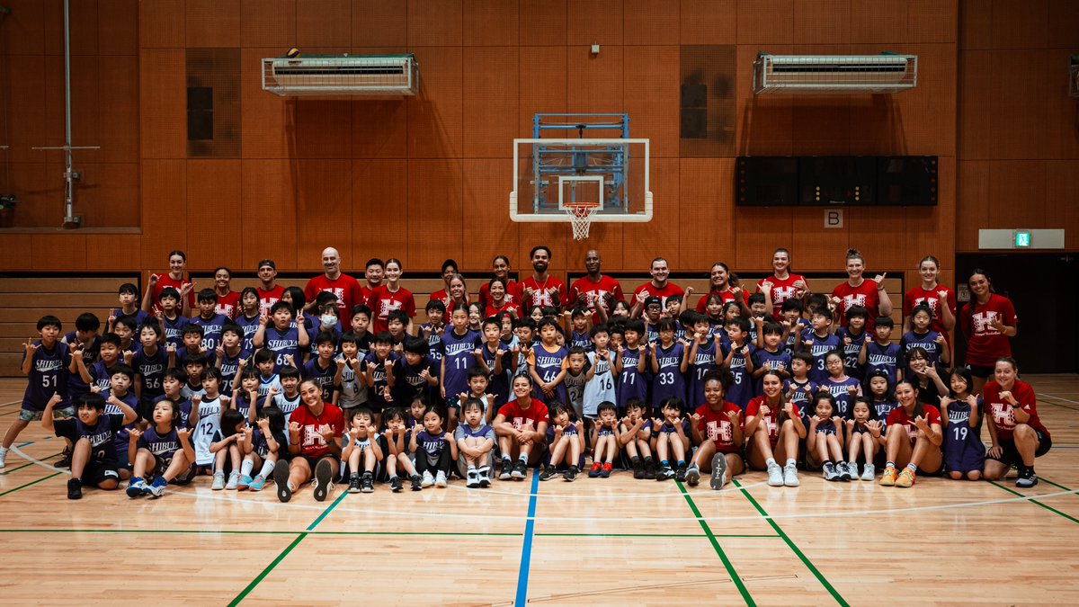 UHAthleticsJP's tweet photo. 先月ホノルル市と姉妹都市提携した渋谷区にてハワイ大学女子バスケ部によるキッズクリニックが開催されました🏀🌈
約80名の小学生に参加いただき、素晴らしいイベントとなりました✨
渋谷区の関係者の皆様をはじめ、多くの関係者の皆様、ありがとうございました!
Mahalo🤙
#BowsInJapan #ハワイ https://t.co/yLs0zdC1eX