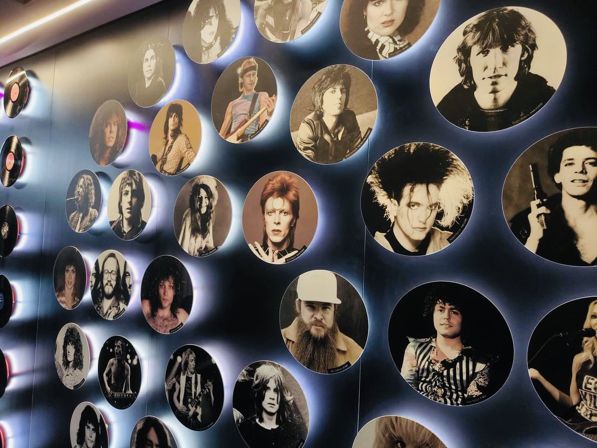 hispacure's tweet photo. No te pierdas “Guitar Legends Hall”! El nuevo museo del Rock en Barcelona (España) donde podrás encontrar, entre muchas otras leyendas del Rock, guitarras originales de @RobertSmith y #PearlThompson de @thecure! 

+info:
https://t.co/Z4UT0VJMjR

@CraigatCoF #TheCure #TheCureSpain https://t.co/45PfLNK5kW