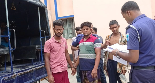 ফরিদপুরে পদ্মা নদী থেকে অবৈধভাবে বালু উত্তোলনের সময় ড্রেজারের চালক ও গ্রিজারম্যানকে গ্রেফতার করেছে পুলিশ