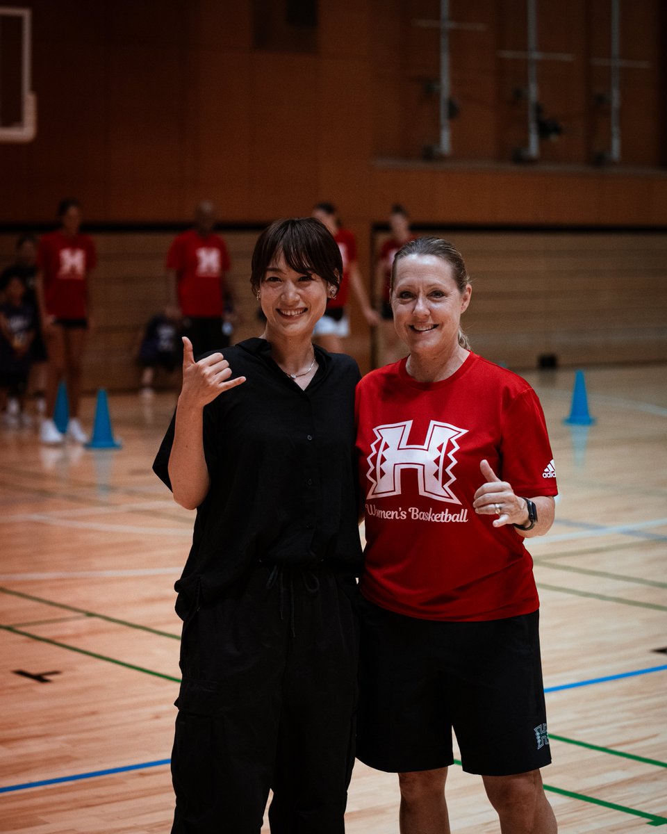 UHAthleticsJP's tweet photo. 先月ホノルル市と姉妹都市提携した渋谷区にてハワイ大学女子バスケ部によるキッズクリニックが開催されました🏀🌈
約80名の小学生に参加いただき、素晴らしいイベントとなりました✨
渋谷区の関係者の皆様をはじめ、多くの関係者の皆様、ありがとうございました!
Mahalo🤙
#BowsInJapan #ハワイ https://t.co/yLs0zdC1eX