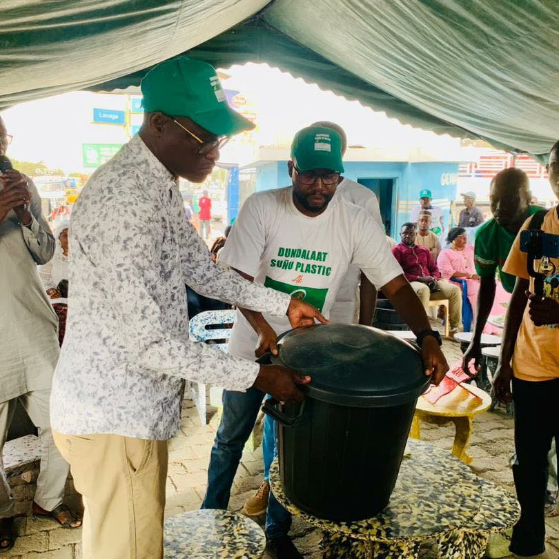 Recuplast1's tweet photo. La commune de #Diamaguene #Sicap #Mbao sous la direction du maire Cheikh Aliou Bèye L'officiel a doté les femme du #GIE «Teral jiggen» de 100 #poubelles réglementaires en collaboration avec le groupe #SOGEVADE à travers #Recuplast et #TRIVALOR et le groupe #SIMPA. https://t.co/OdZINAPA9v