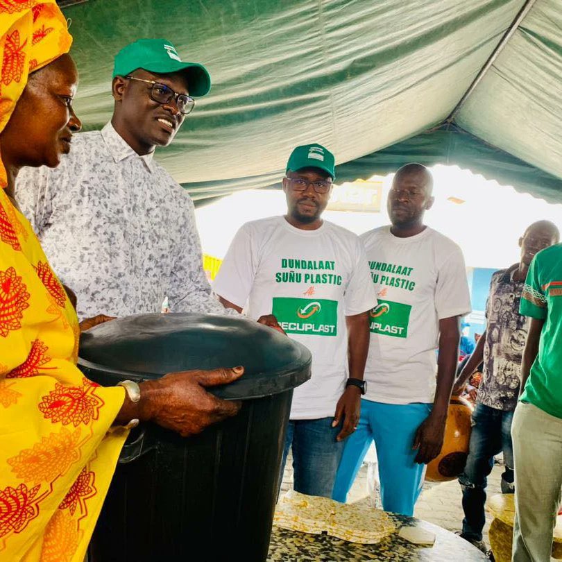 Recuplast1's tweet photo. La commune de #Diamaguene #Sicap #Mbao sous la direction du maire Cheikh Aliou Bèye L'officiel a doté les femme du #GIE «Teral jiggen» de 100 #poubelles réglementaires en collaboration avec le groupe #SOGEVADE à travers #Recuplast et #TRIVALOR et le groupe #SIMPA. https://t.co/OdZINAPA9v