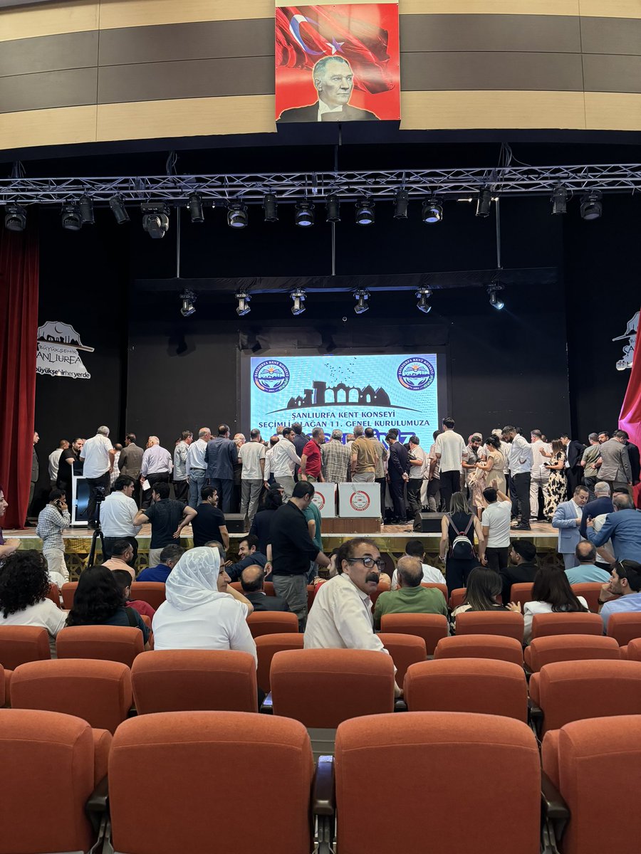 <a href="/sanliurfabld/">Şanlıurfa Büyükşehir 🇹🇷</a> Kent konseyi seçimleri devam ediyor. Bu kadar karışık bu kadar dağınık bu kadar düzensiz  bir seçim ömrü hayatımda görmedim. Kim kimin yerine oy kullandı, oylar nerde hangi gizlilikte kullanıldı şaka gibi bir seçim oldu. Bu seçimin geçersiz sayılması gerekir.
