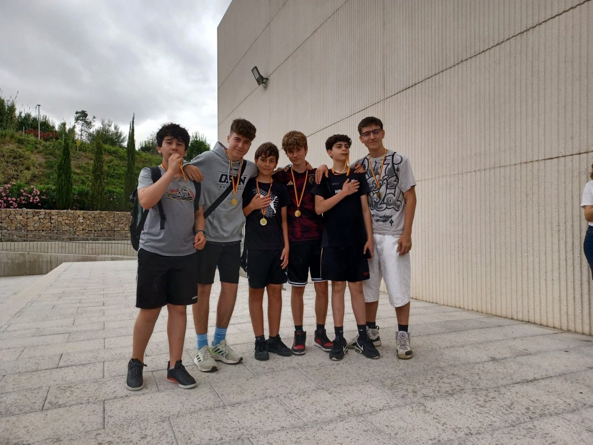 IESIsaacNewton's tweet photo. Intertutos, este sábado 8 de junio, nuestros equipos de fútbol ⚽️y baloncesto 🏀de 2 ESO han quedado campeones. 🏆Fomentamos los deportes de equipo ✅ https://t.co/BIjHX6pNo0