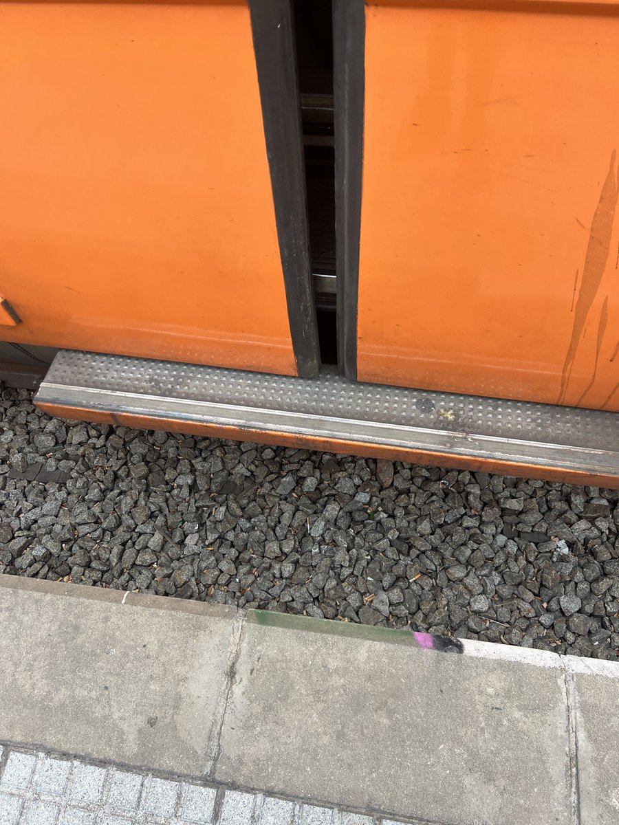 El tren está en cursiva y en interlineado 1.5