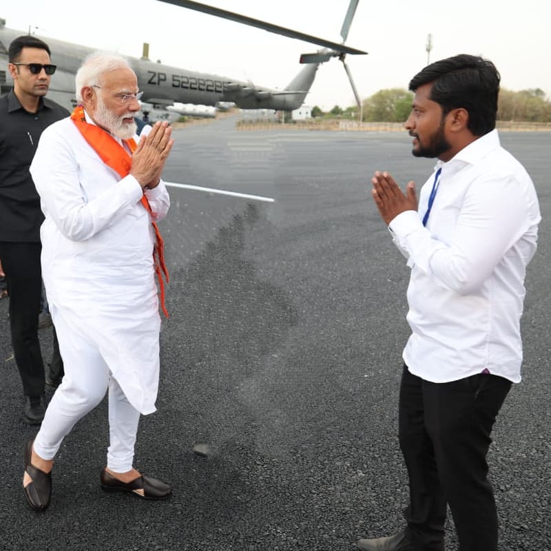 dubale_rahul's tweet photo. अखंड भारताचे पंतप्रधान श्री.@narendramodi साहेब यांनी आज तिसर्‍या वेळेस भारताचे पंतप्रधान म्हणून शपथ घेतली. भविष्यात पोलिस अधिकारी व कर्मचारी यांचे विधायक प्रश्न आपले नेतृत्वात देशात सोडवले जातील नव्हे ते सुटतील अशी आशा व्यक्त करतो व पर्वास पोलीस बॉईज संघटनेच्या वतीने लक्ष  शुभेच https://t.co/csJHp6TZx2