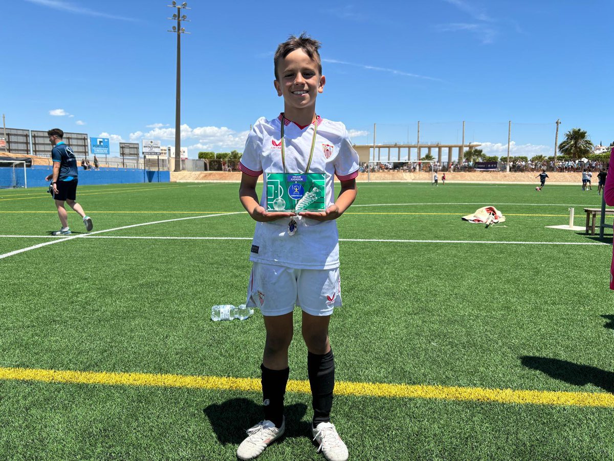 CanteraSFC's tweet photo. TORNEOS | El #SevillaFCBenjC termina subcampeón en la Levante Cup de Mojácar. Cayó en la final ante el @AtletiAcademia tras ganar en semifinales al Betis. Buen torneo del tercer equipo benjamín.

🏆 Nuestro jugador Martín García fue el mejor del torneo 

#CanteraSevillaFC ⚪🔴 https://t.co/gEChcIa07v