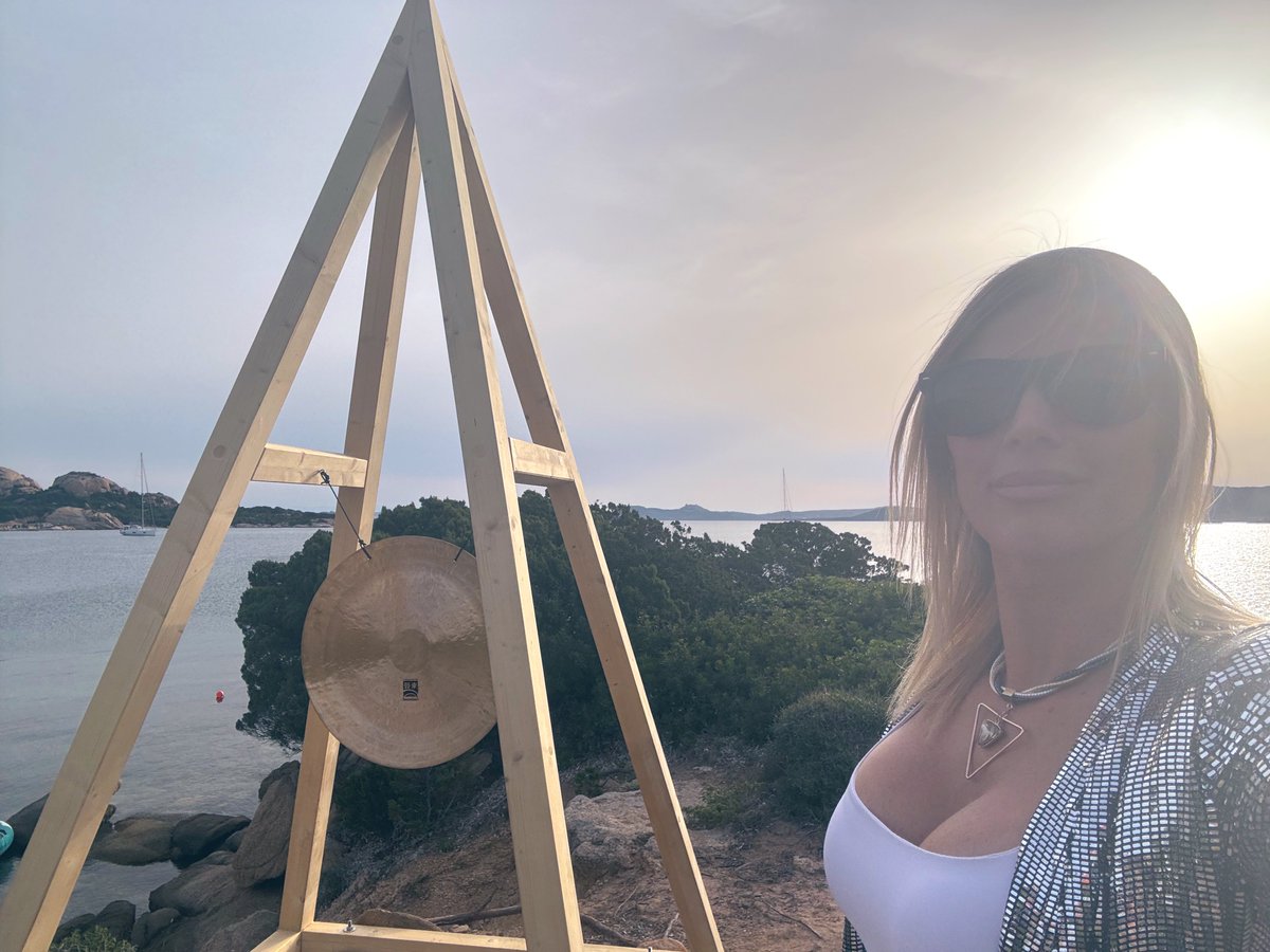 DjGiuliaRegain's tweet photo. Inaugurazione TOP del CONE CLUB presso 7Pines Sardegna 🌅🥂
Vi aspetto per il tramonto più suggestivo e con il gong in questa magica isola
🎧 Luxury & Fashion Dj
⏰ djset dalle 18 all 00:00
📍Mucchi Bianchi, Baia Sardinia
Info & Prenotazioni:
https://t.co/OXt0YQuCOs
#Coneclub https://t.co/oRdPmQ3jOD