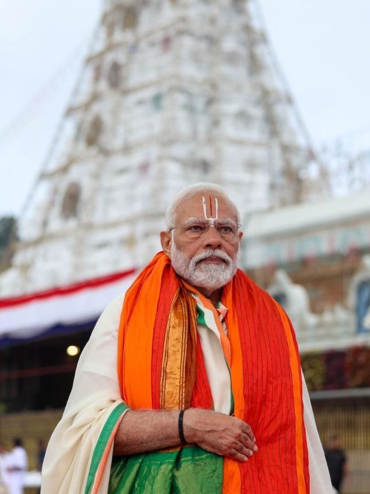 hriday99's tweet photo. यं पालयसि धर्मं त्वं धृत्या च नियमेन च।
स वै राघवशार्दूल धर्मस्त्वामभिरक्षतु।। 

वाल्मीकि रामायण 2.25.3

Kaushlaya to Shri Ram ..... 

The duty which you are carrying out with courage and self discipline, O tiger among the descendants of Raghu will alone protect you. https://t.co/9qHU68FNuz