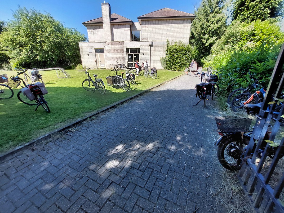 Gaan stemmen.

Maar de fietsenstalling van het stemkantoor (school) is gesloten.

De ooit aangekochte mobiele fietsenstalling van de stad Zottetem ligt ondertussen in een donkere loods te roesten?

Een gezond fietsklimaat zit hem in de details.

Prachtige fietsdag overigens!