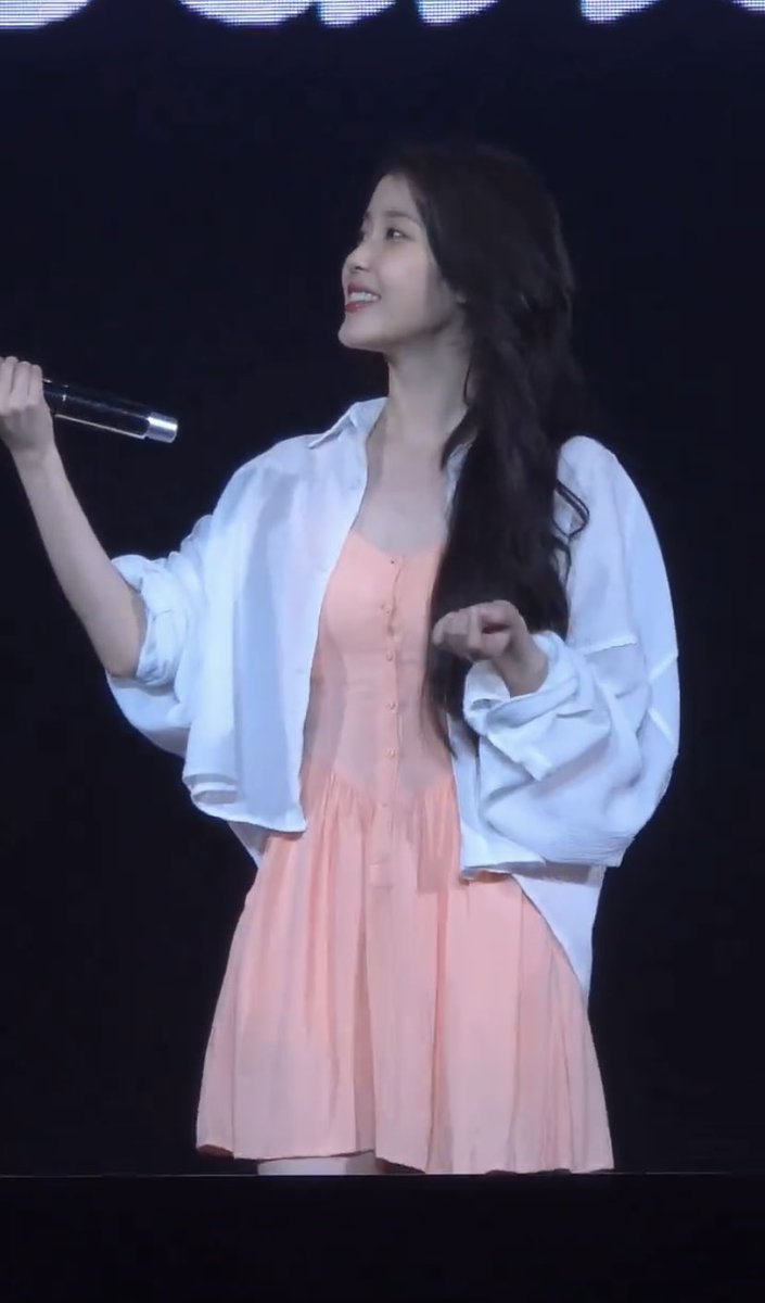 babiejieun's tweet photo. For en-encore, IU’s wearing the same outfit she wore in KL 5 years ago 🥹💗 https://t.co/JJKCGm0D02