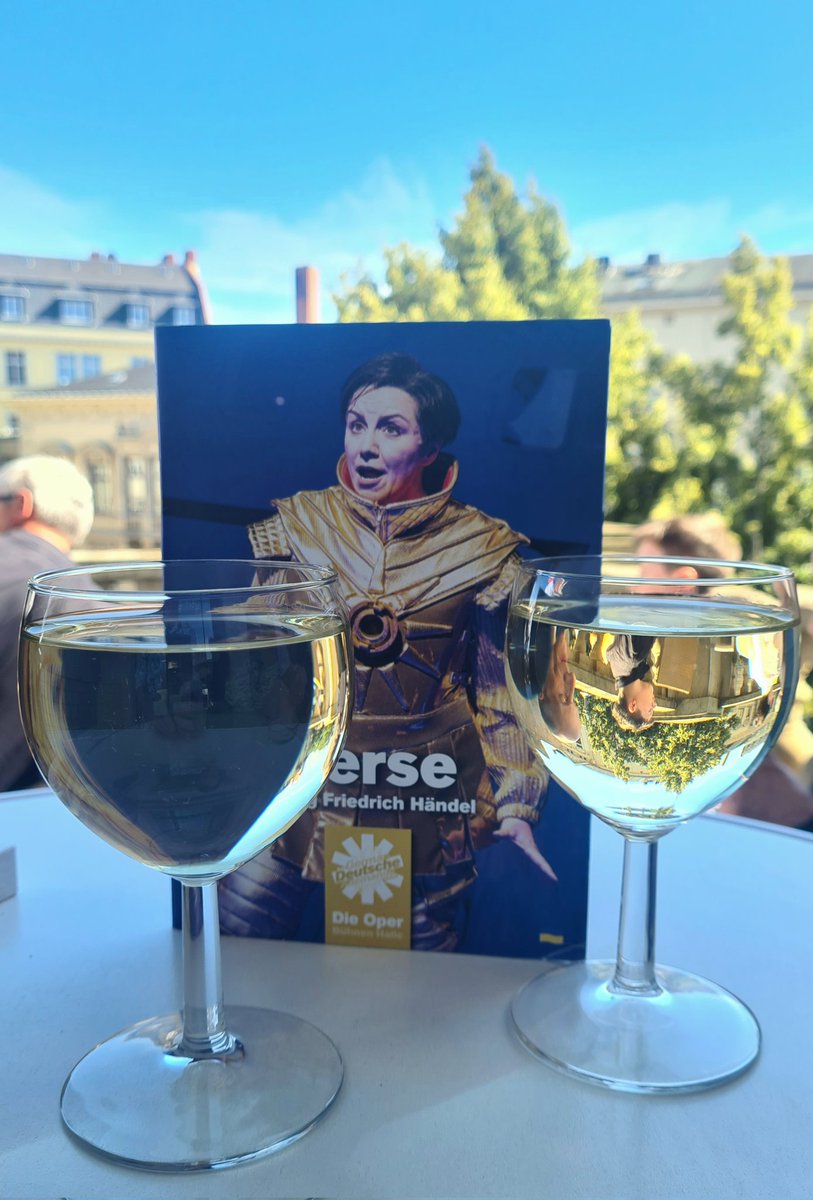 Opernjunkie's tweet photo. #InterOpernWein 😎 https://t.co/ujSzqlWAUt